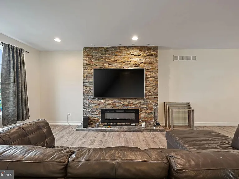 1340 Carrick Ct — Photo 2