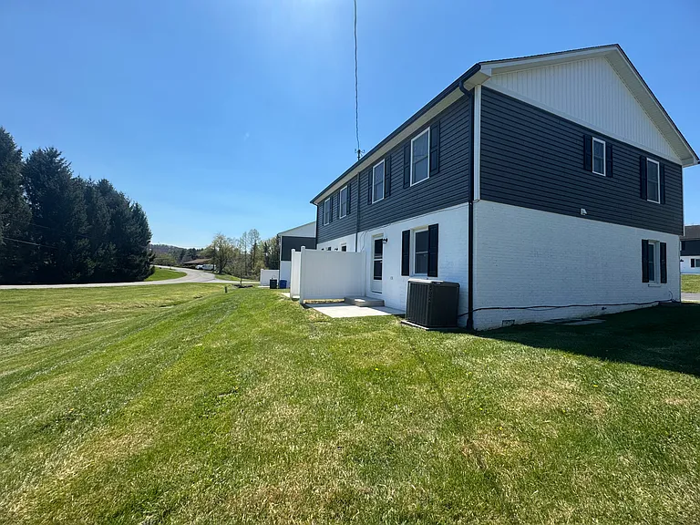 2906 Cara Ct — Photo 2