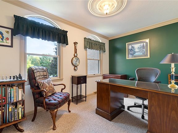 4th image of 300 Cloverdale Dr