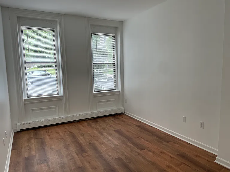 669 Ferry St — Photo 4