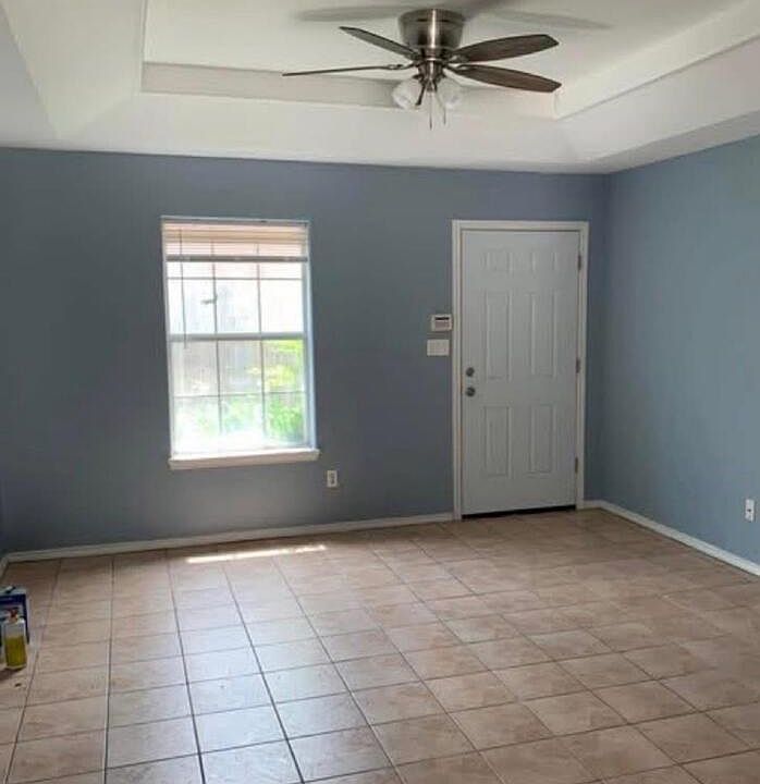 1st image of 1405 W Carmen Ave