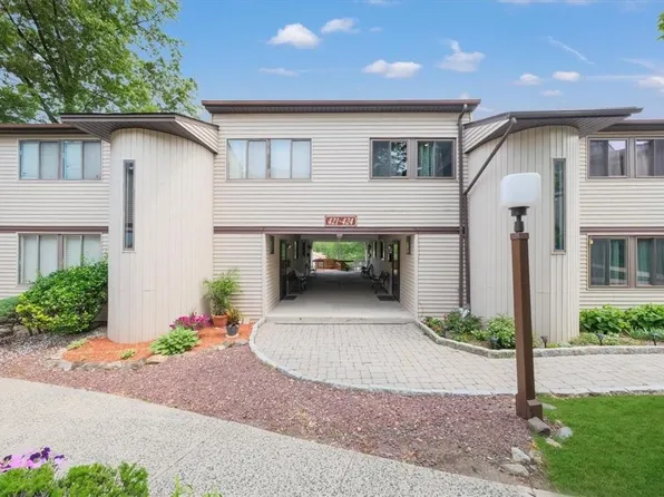 422 Country Club Lane, Pomona, NY 10970