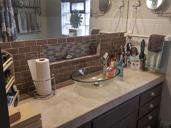 Updated bath w/glass bowl