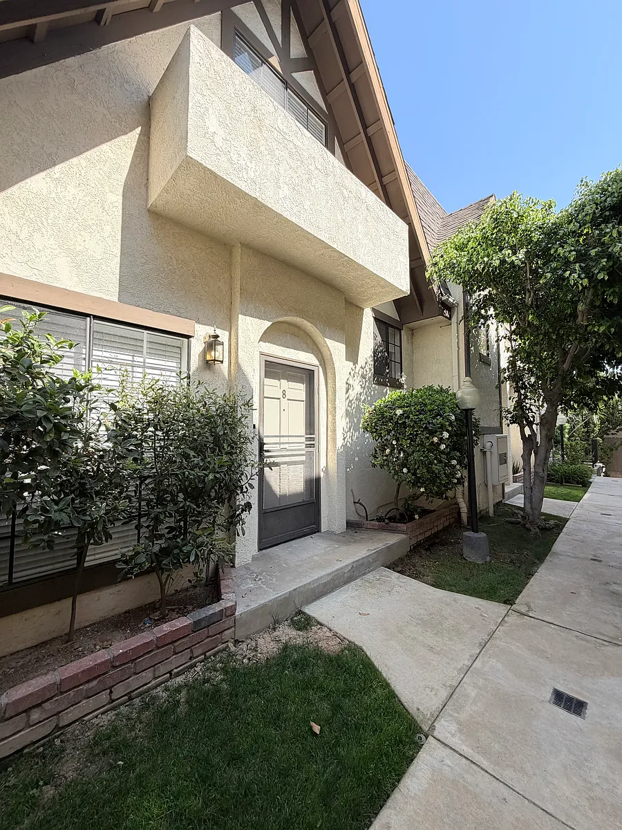 Photo 2 of 26 - 511 S El Molino Ave #8 - Pasadena, CA Building Photo - 511 S El Molino Ave #8