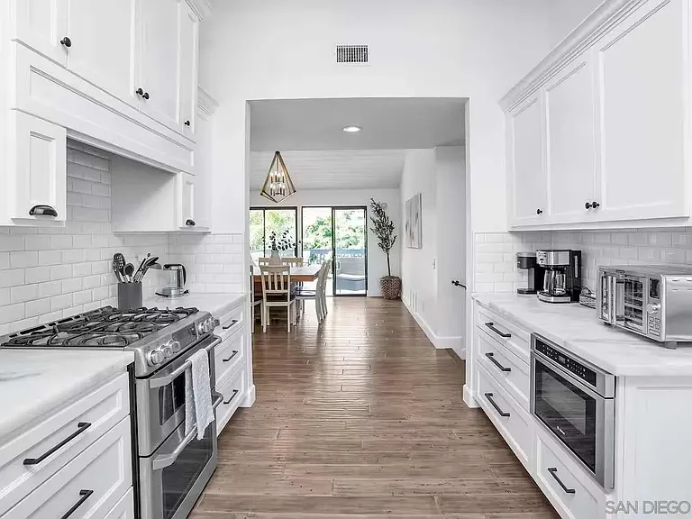3550 Laketree Dr — Photo 10