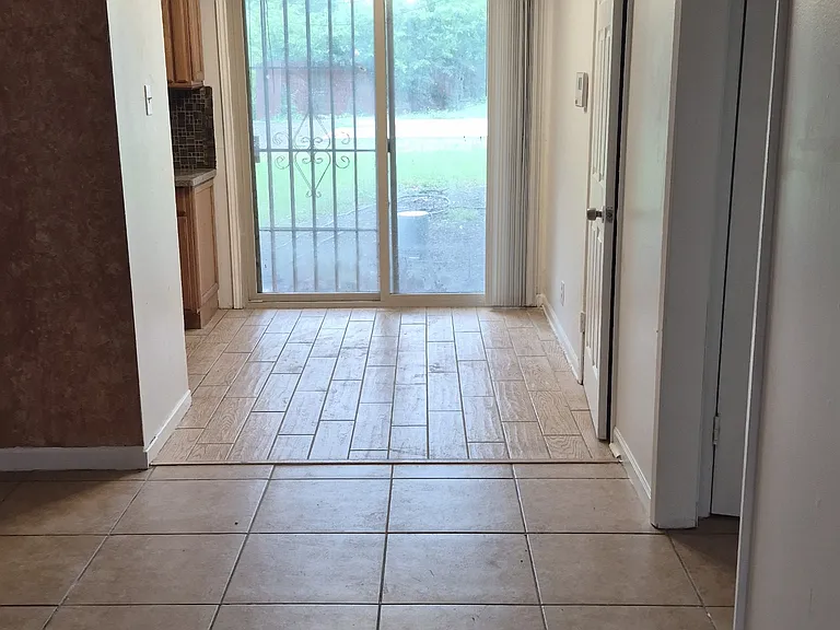 835 Utopia Ln — Photo 3