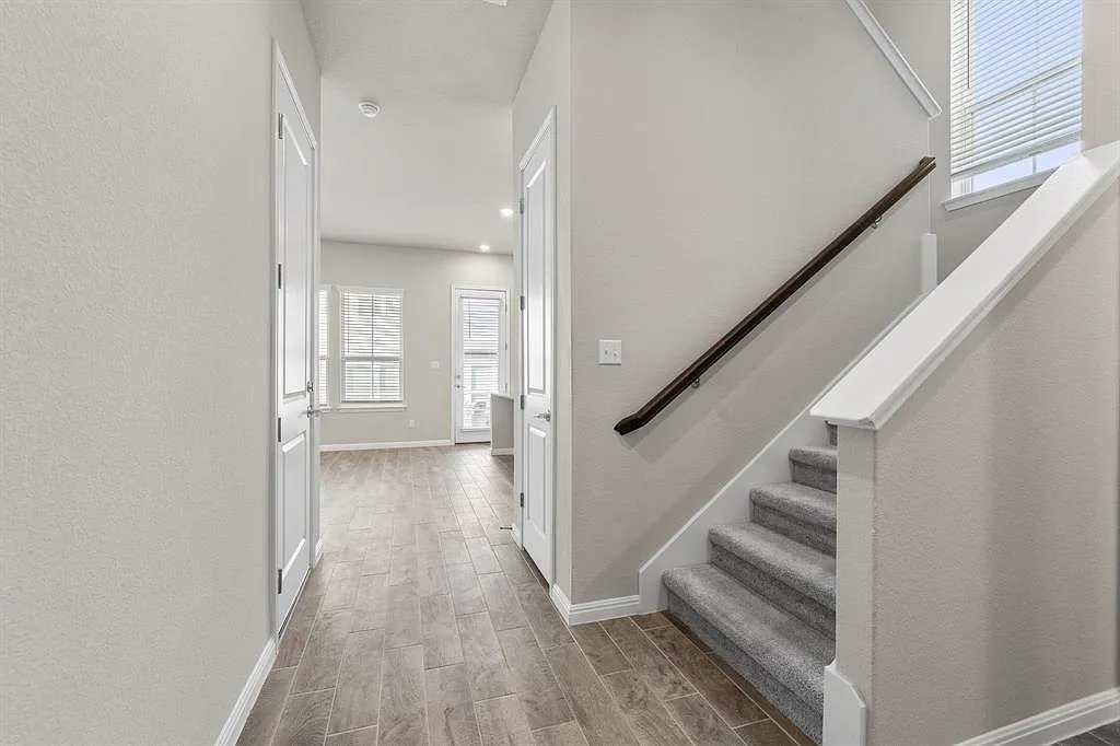 3 bed, 2.5 bath, 1721 sqft, $1,950 — Photo 2