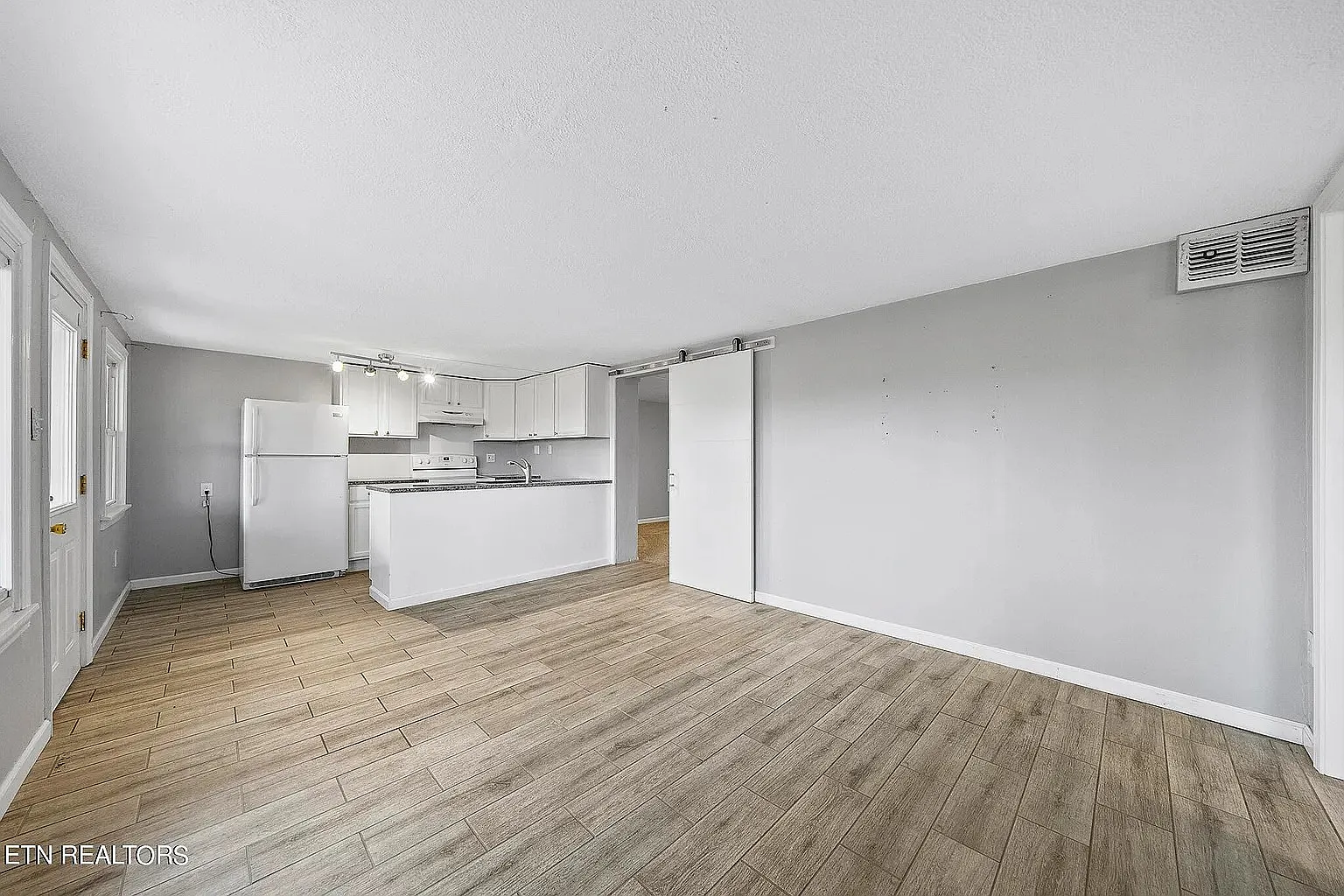 1 bed, 900 sqft, $1,500 — Photo 3