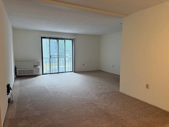 5th image of 17 Village Rock Ln APT 19