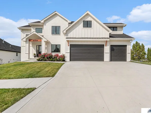 21354 E Cir, Elkhorn, NE 68022