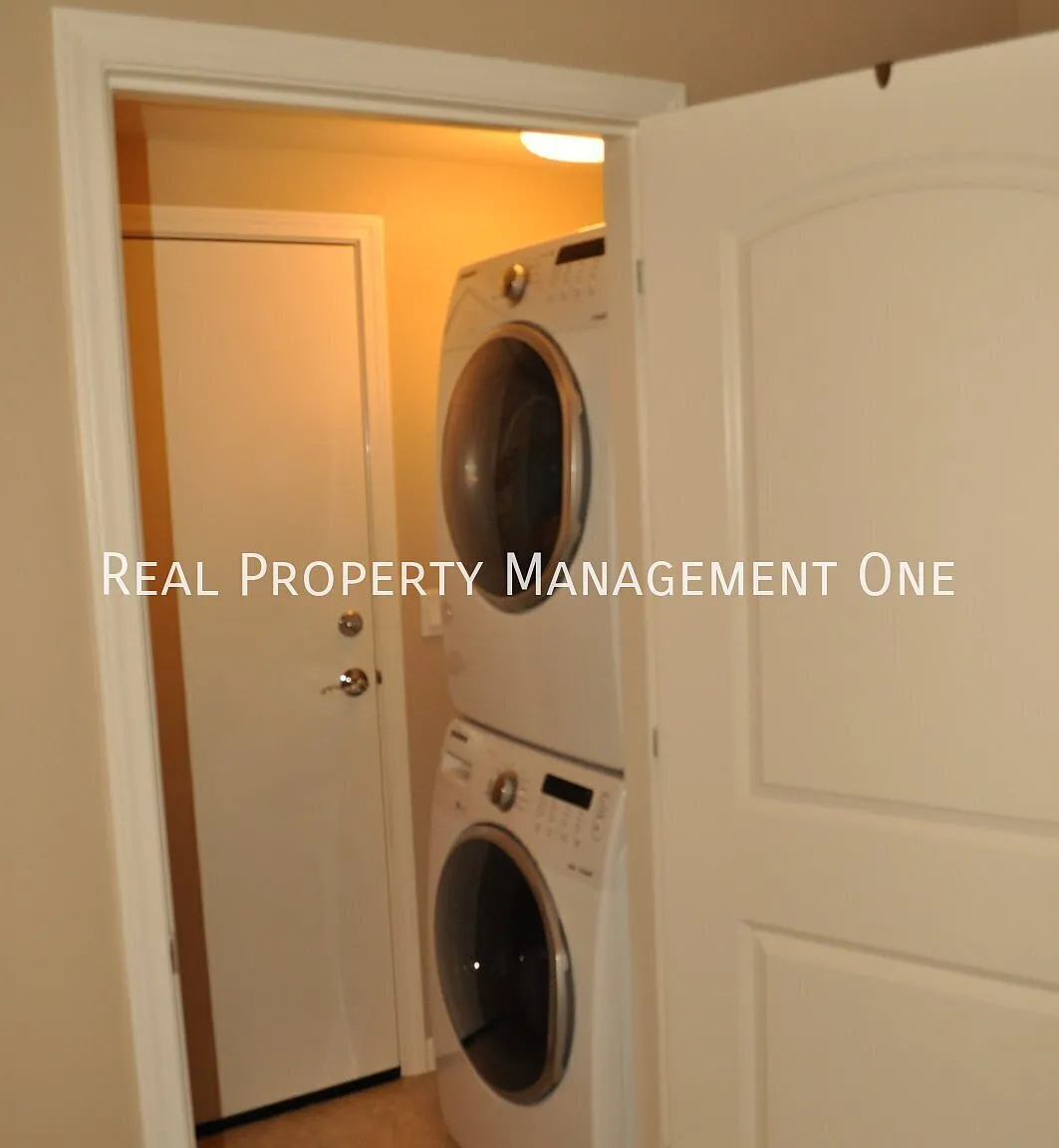 Stunning 2 Bed, 2.5 Bath Tri-Level Condo In Desirable Montage Community — Photo 4