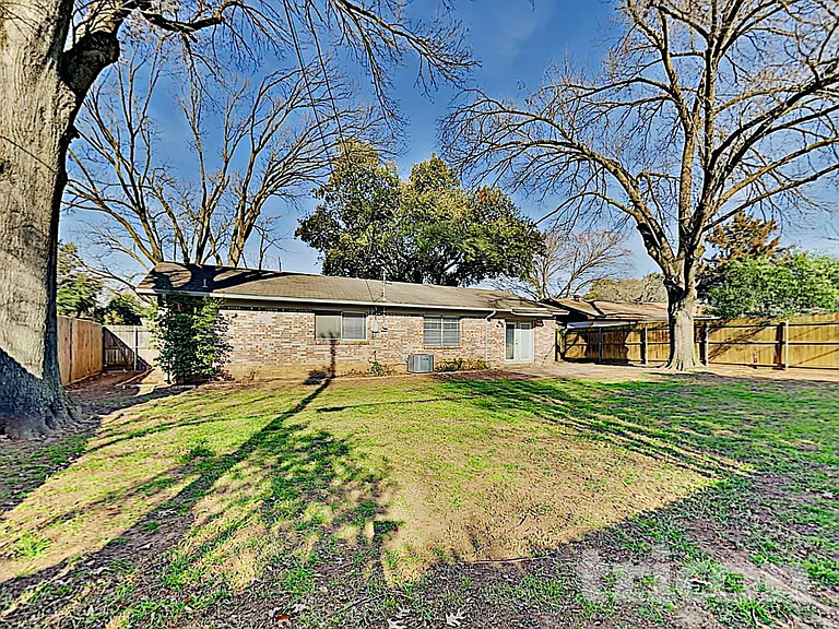 1803 Westcrest Dr — Photo 17