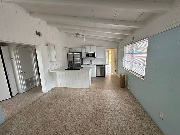 4th image of 2223 Bay St #1