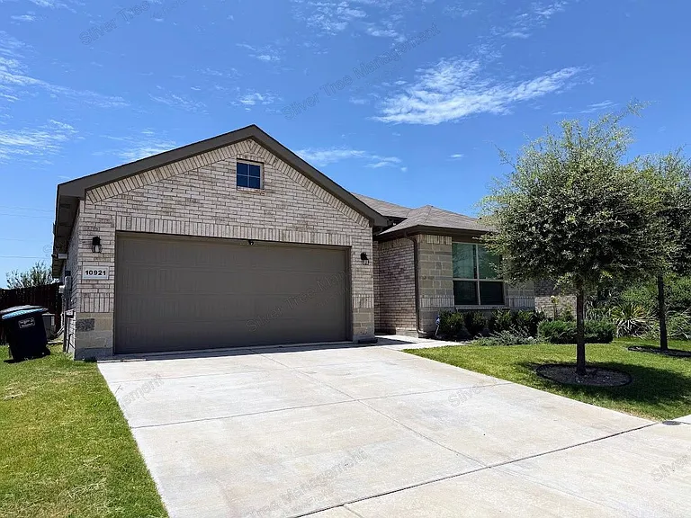 10921 Rockchapel Dr — Photo 3