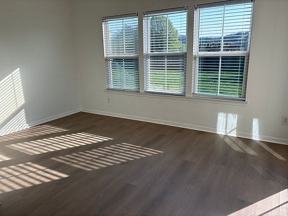 5th image of 2005 Leeds Ln