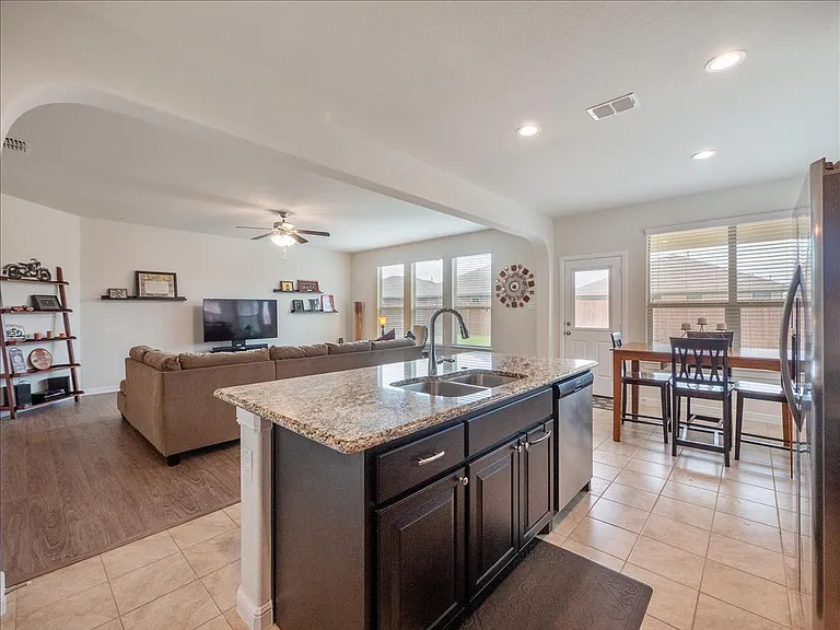 1104 Genola Dr — Photo 5
