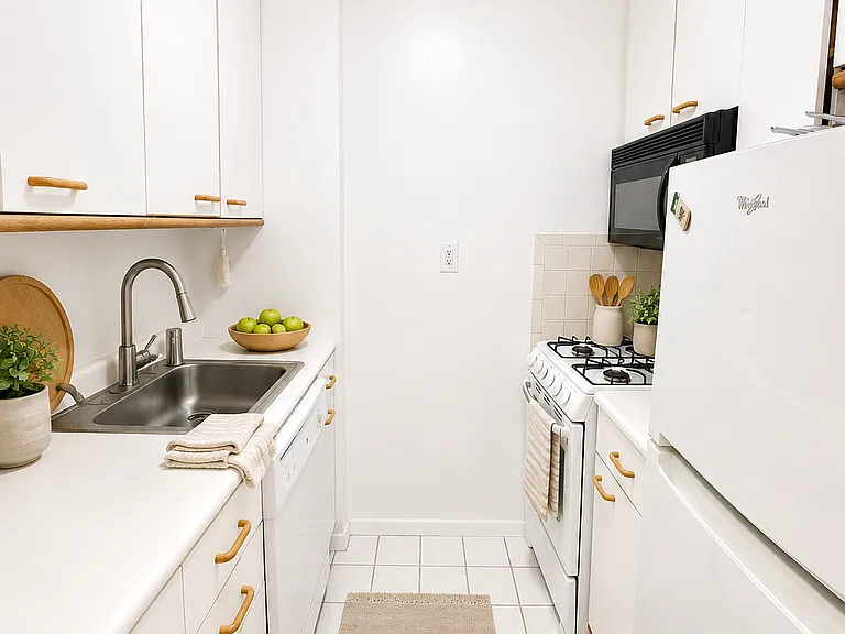 350 W 50th St #4II — Photo 10