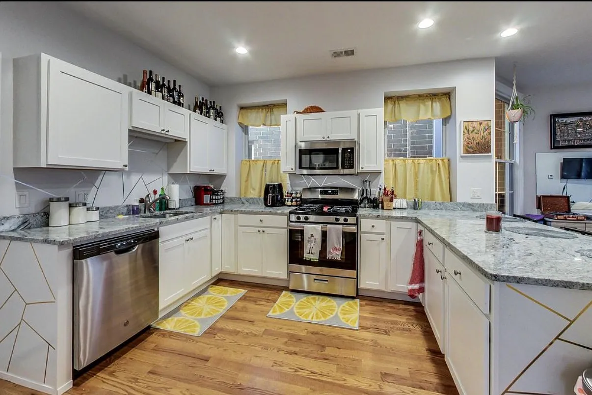 2 bed, 1000 sqft, $2,200 — Photo 1