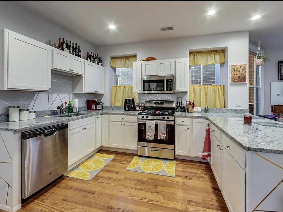 1934 W Irving Park Rd #3F
