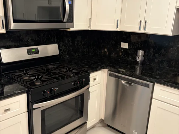 1370 E Washington St #2SE, Des Plaines, IL 60016