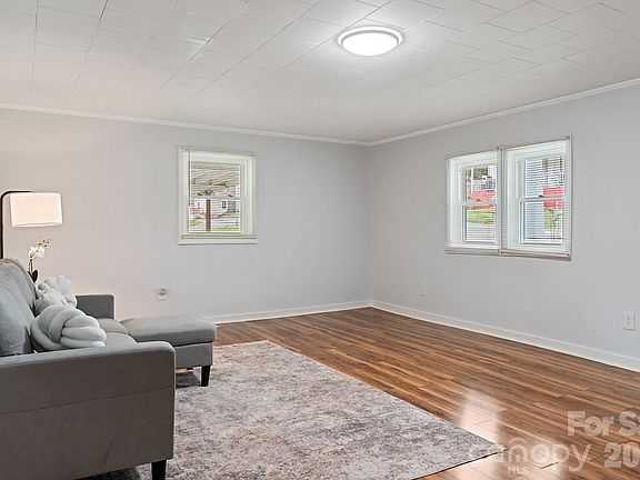 2nd image of 511 Stafford St