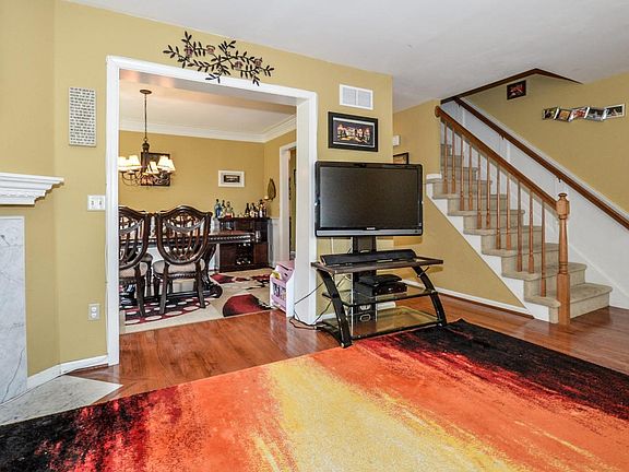 4th image of 1105 Pin Oak Dr