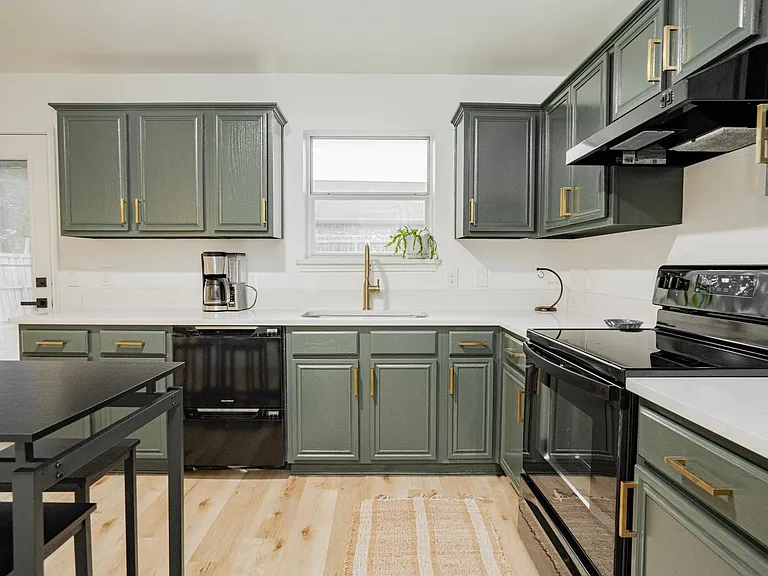 323 Celia Cir — Photo 3
