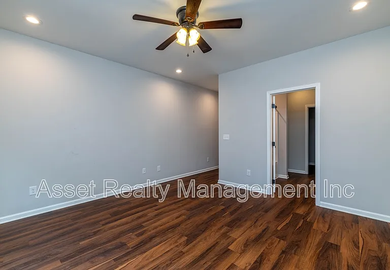 619 Midlake Dr NE — Photo 10