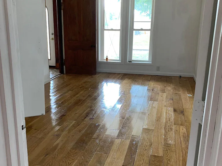 112 N Maple St — Photo 3