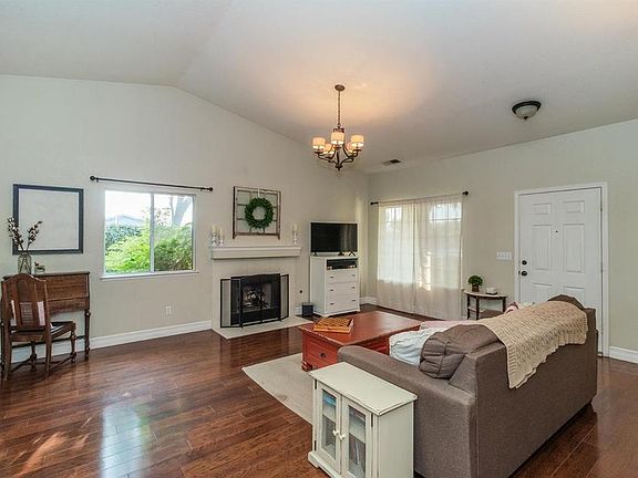 5th image of 197 Lindquist St