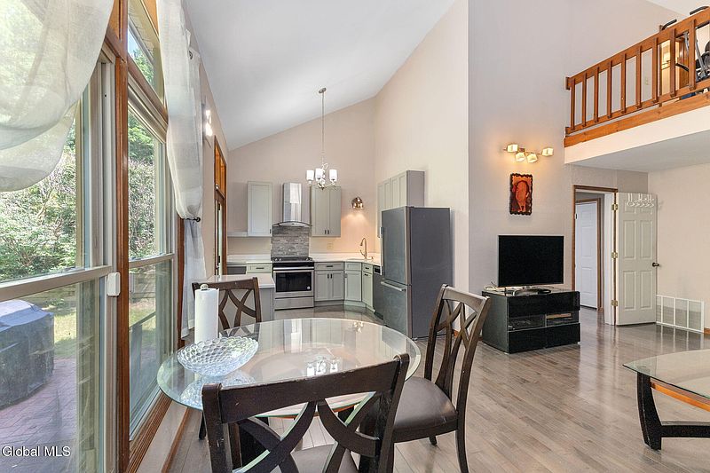 4th image of 214 Walnut Lane