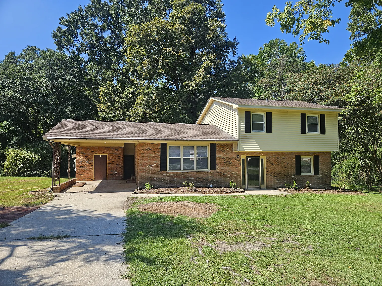 3 bed, 2.5 bath, 2272 sqft, $2,100 — Photo 2