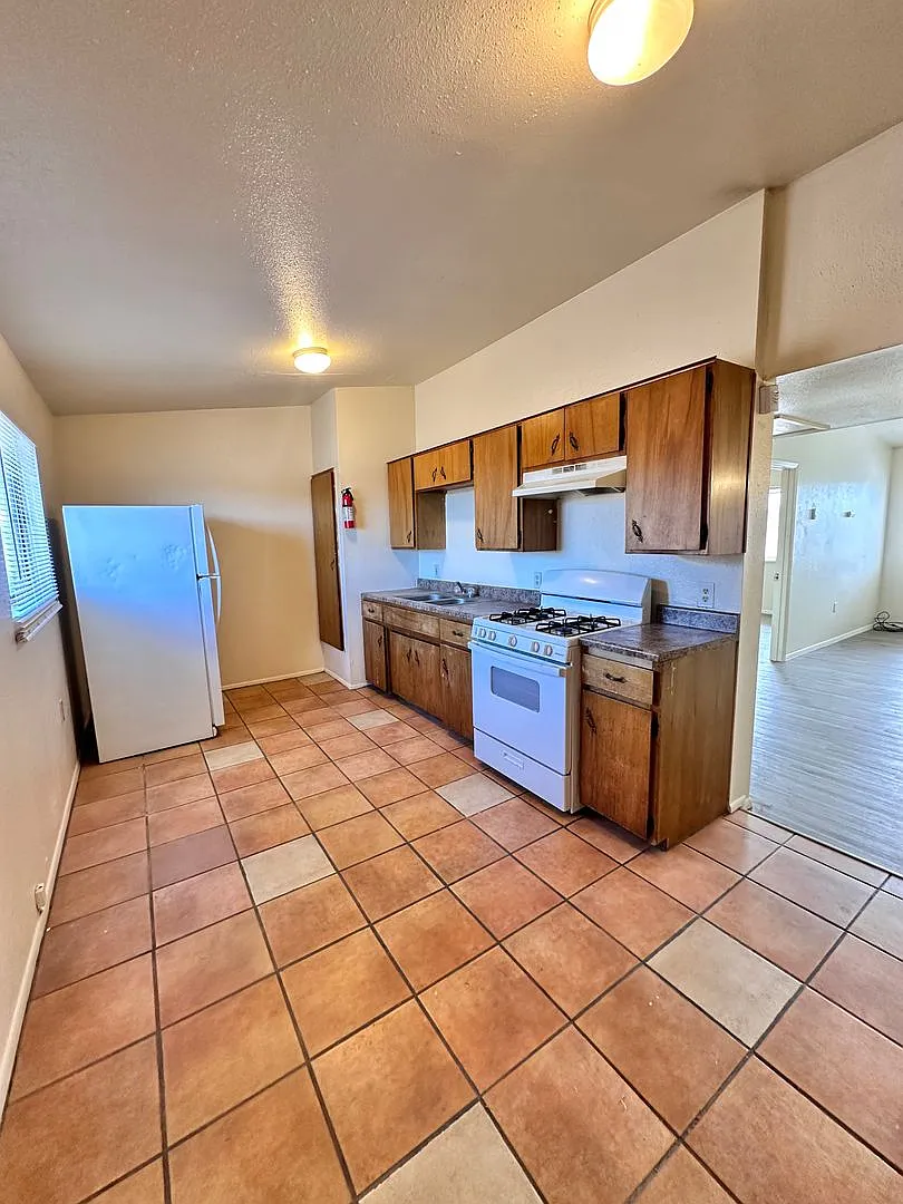 Flora Vista — Photo 1