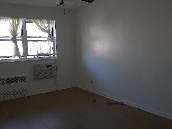 5th image of 2165 E 18th St