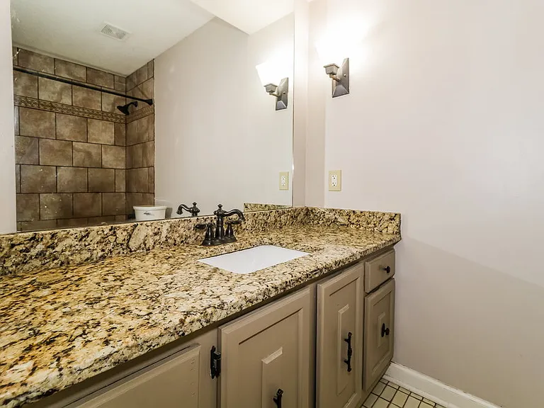 2209 Burlingate Dr — Photo 15