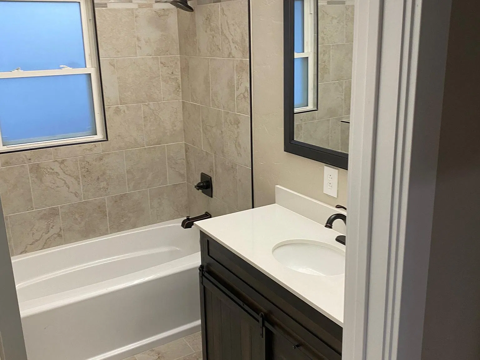 2 bed, 1100 sqft, $2,100 — Photo 3