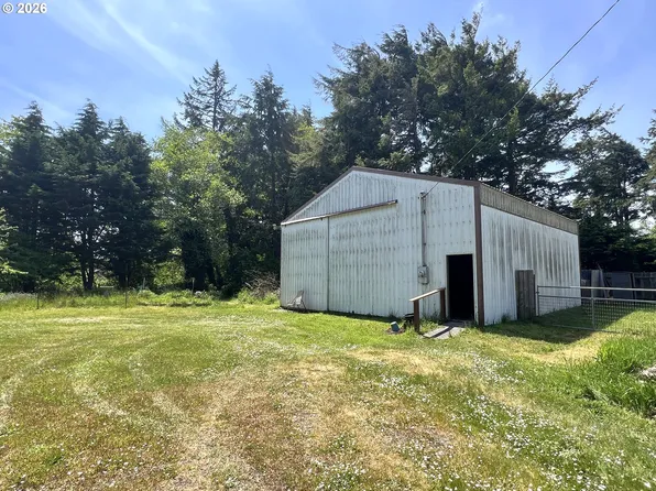 90884 Hollywood Ln, Coos Bay, OR 97420