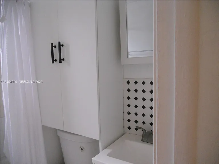 1043 NW 2nd St #9 — Photo 8