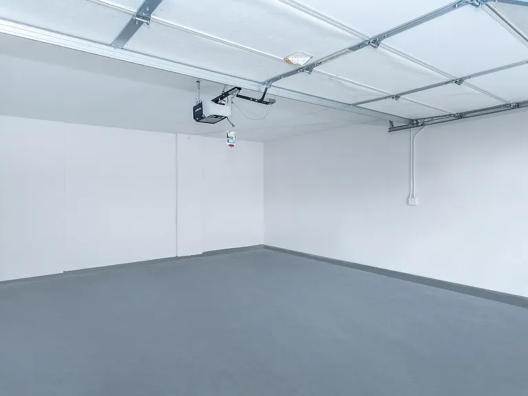 3 Bed 2 Bath Upstairs Garage