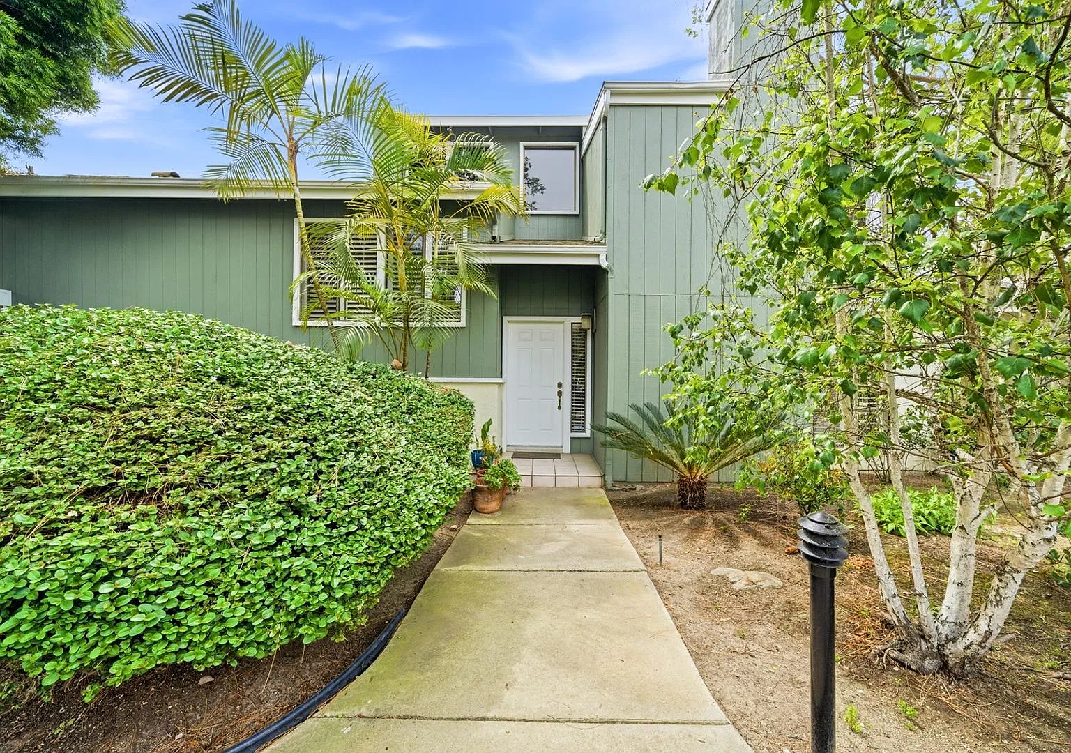 Spacious 3BR Condo in Costa Mesa — Photo 2