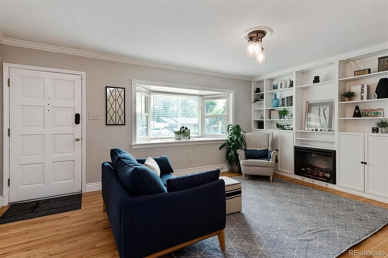4 bed, 2400 sqft, $3,800 — Photo 4