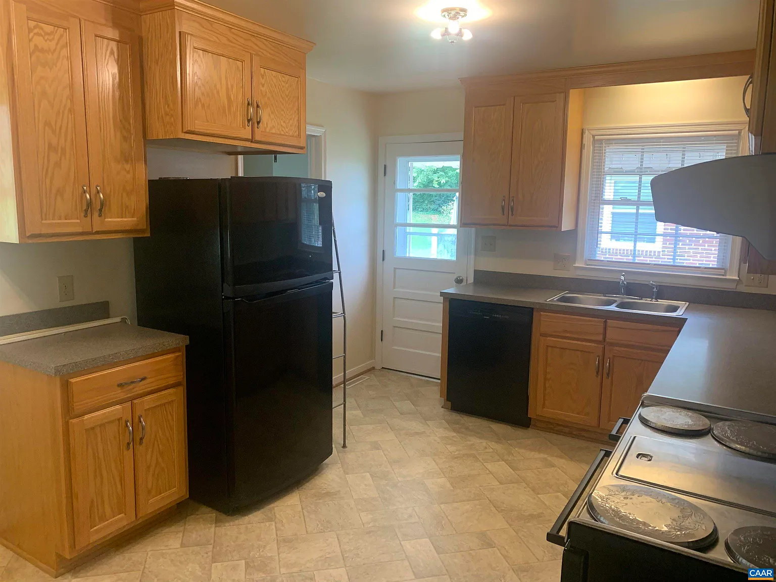 3 bed, 1.0 bath, 1100 sqft, $1,500 — Photo 4
