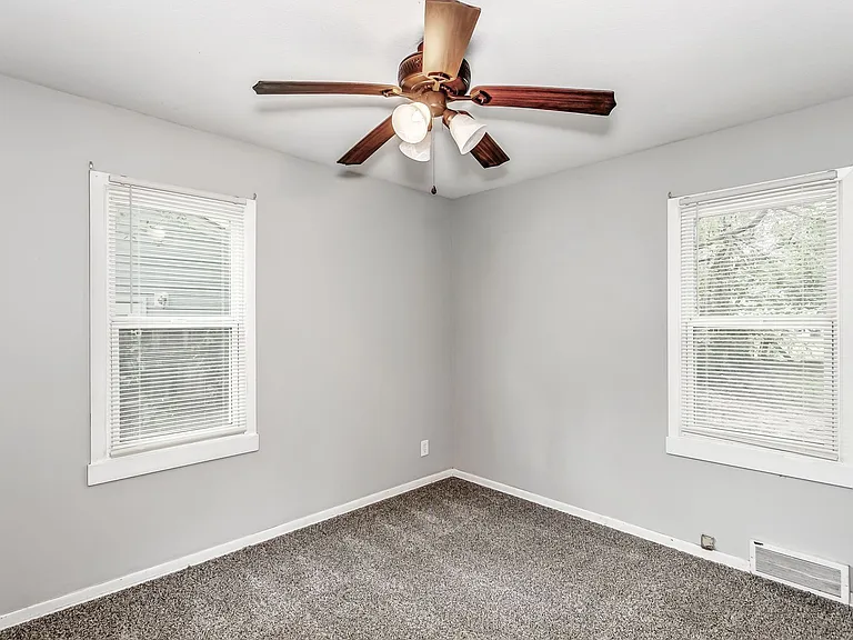 1133 E Crowley St — Photo 6