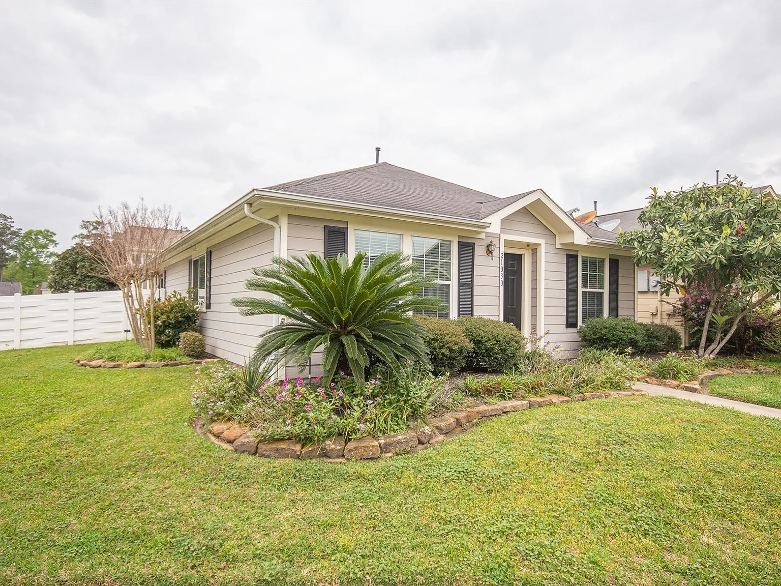 3 bed, 2.0 bath, 1316 sqft, $1,775 — Photo 2