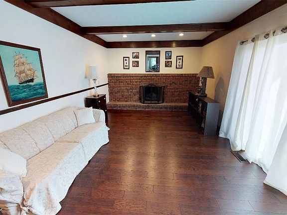 4th image of 20749 Parkwood Ln