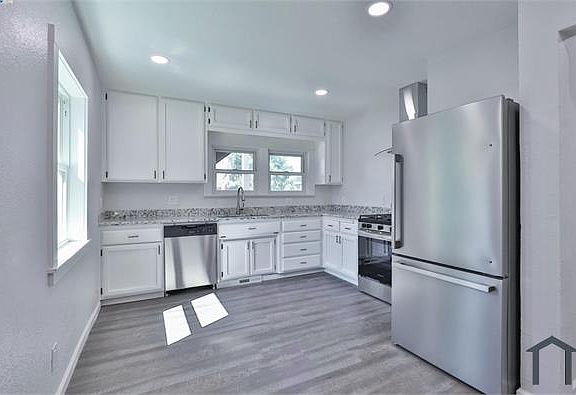 4th image of 102 Redwood Ave #A-b
