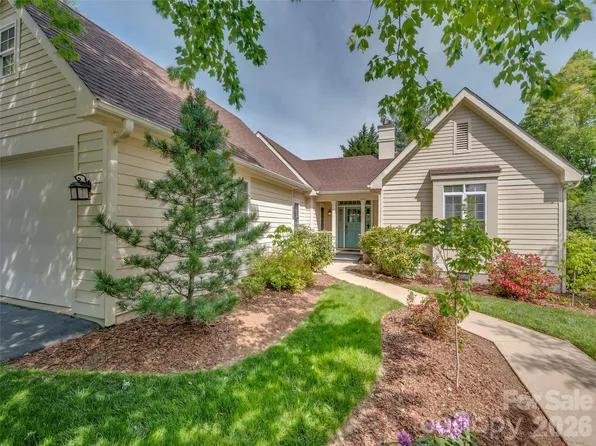 90 Dunroy Dr, Hendersonville, NC 28739
