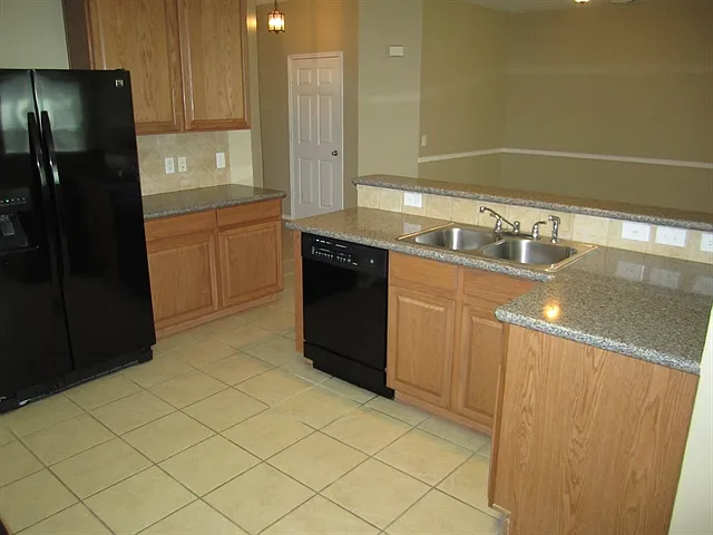 3 bed, 2.0 bath, 1877 sqft, $2,015 — Photo 3