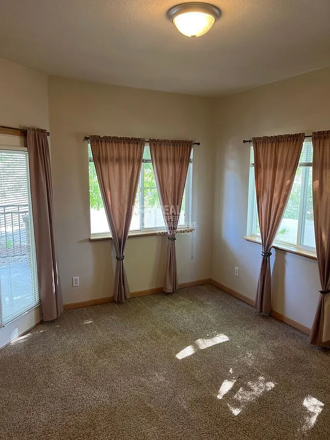 Charming 2 Bed, 2 Bath Condo with Attached Garage in West Point — Photo 2