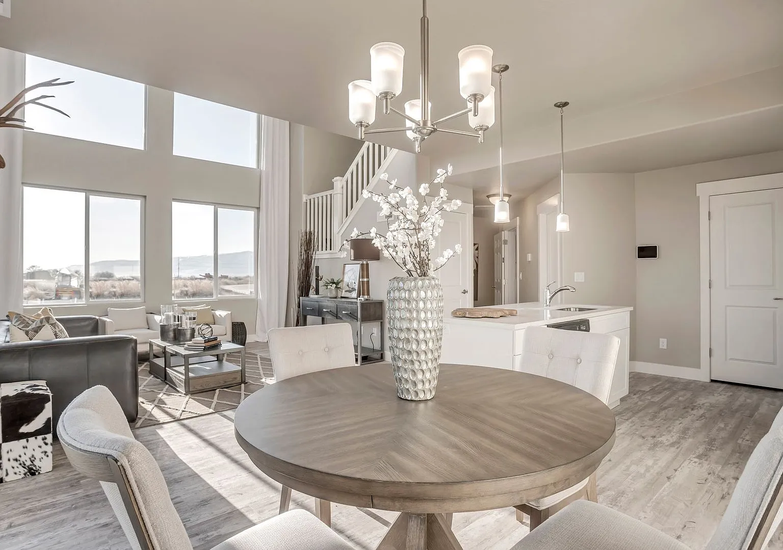 Two story end unit in Orem — Photo 3